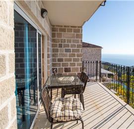 2 Bedroom Apartment with 2 Shared Pools, sleeps 4